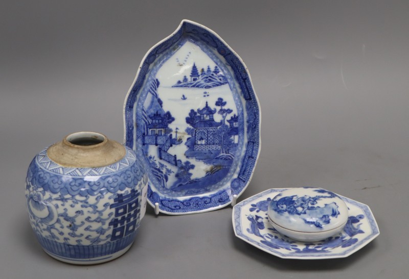 A Chinese blue and white jar, a cover and two dishes